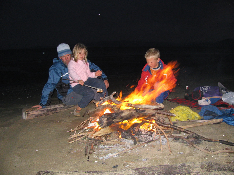 Campfire to cook the damper